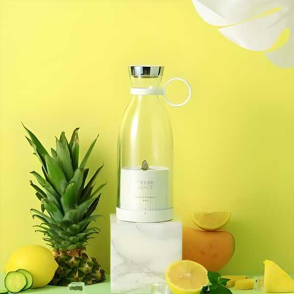 Mini juice blender with USB charging cable